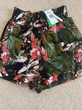 NWT Guess Floral Tie-Waist Women's Shorts - Black and Green